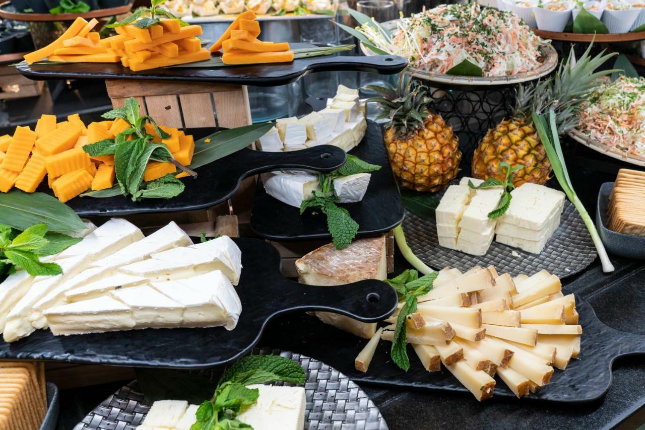 Vincci Seleccion La Plantacion Del Sur Hotel Costa Adeje  Luaran gambar A selection of cheese at a buffet
